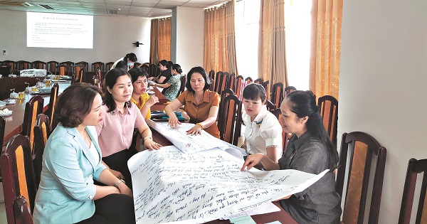 C&aacute;c đại biểu Hội LHPN Việt Nam, Th&agrave;nh Hội v&agrave; quận huyện trao đổi về c&aacute;c phong tr&agrave;o thi đua, c&aacute;c m&ocirc; h&igrave;nh để thu h&uacute;t tập hợp hội vi&ecirc;n tham gia tổ chức Hội trong nhiệm kỳ 2021-2026