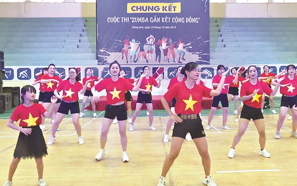 Hội LHPN huyện Đ&ocirc;ng Anh tổ chức cuộc thi Zumba gắn kết cộng đồng h&agrave;ng năm để tạo s&acirc;n chơi bổ &iacute;ch cho c&aacute;c phụ nữ v&agrave; nữ lao động nhập cư