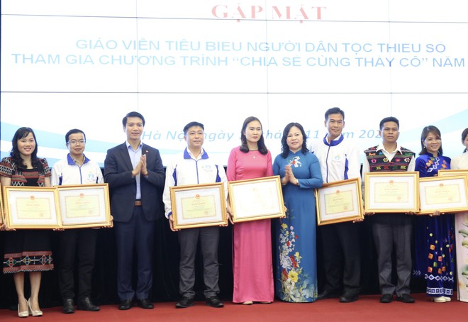 Bà Ngô Thị Minh và anh Nguyễn Ngọc Lương tặng bằng khen cho giáo viên tong chương trình Chia sẻ cùng thầy cô năm 2020