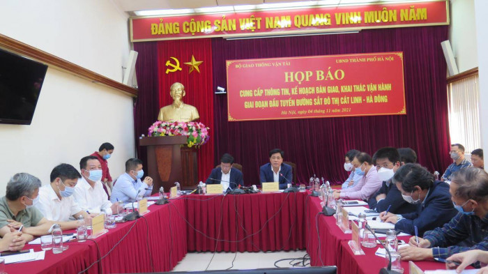 Thứ trưởng Bộ Giao thông Vận tải Nguyễn Ngọc Đông và Phó Chủ tịch UBND TP Hà Nội Dương Đức Tuấn chủ trì họp báo