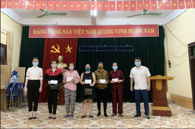 Hội LHPN quận Hoàng Mai trao hỗ trợ cho nữ lao động nhập cư có hoàn cảnh khó khăn.