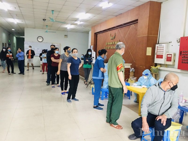 Hội LHPN quận Hoàng Mai tham gia hỗ trợ công tác truy vết xét nghiệm. (Ảnh: HPN)