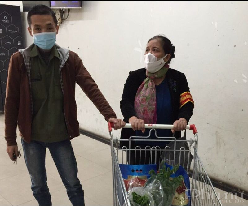 Cán bộ phụ nữ đi chợ hộ giúp người dân trong khu vực cách ly.