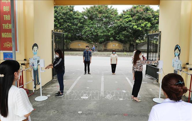 Phương án đảm bảo giãn cách ngay từ khâu đón học sinh khi vào cổng trường đều được các trường lên phương án tỉ mỉ, phân công nhiệm vụ rõ ràng. Ảnh: Thanh Tùng/TTXVN Phương án đảm bảo giãn cách ngay từ khâu đón học sinh khi vào cổng trường đều được các trường lên phương án tỉ mỉ, phân công nhiệm vụ rõ ràng. Ảnh: Thanh Tùng/TTXVN