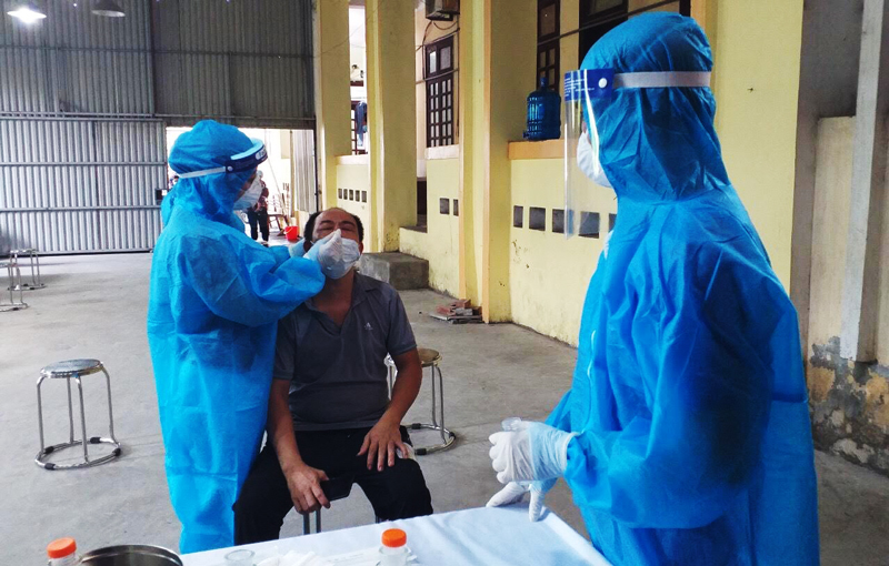 Quốc Oai lấy mẫu x&eacute;t nghiệm Covid-19 cho c&aacute;c trường hợp li&ecirc;n quan đến c&aacute;c ca F0.