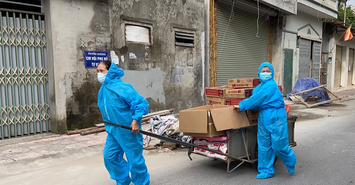 Phụ nữ Đan Phượng tiếp tục chung tay góp sức hỗ trợ 35 gia đình trong khu cách lỵ. Mỗi gia gia đình nhận 10kg gạo, 1 thùng mì tôm, 1kg thịt, trứng, rau...