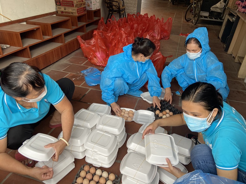 Chị em tham gia gói quà để hỗ trợ các gia đình