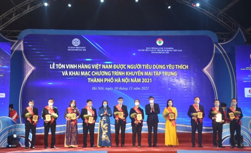 Quyền Giám đốc Sở Công Thương Trần Thị Phương Lan trao Giấy chứng nhận cho các doanh nghiệp