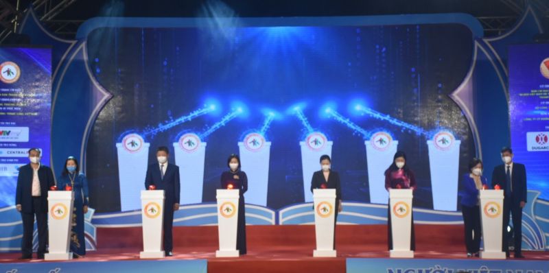 Các đại biểu bấm nút khai trương chương trình Khuyến mại tập trung thành phố Hà Nội năm 2021