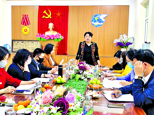 Bà Nguyễn Thị Thu Thuỷ, Phó Chủ tịch Thường trực Hội LHPN TP Hà Nội chỉ đạo Hội LHPN quận Hà Đông và các thành viên tổ tư vấn trong buổi làm việc về trường hợp cháu bé 12 tuổi bị bạo hành và xâm hại tình dục trên địa bàn quận Hà Đông.