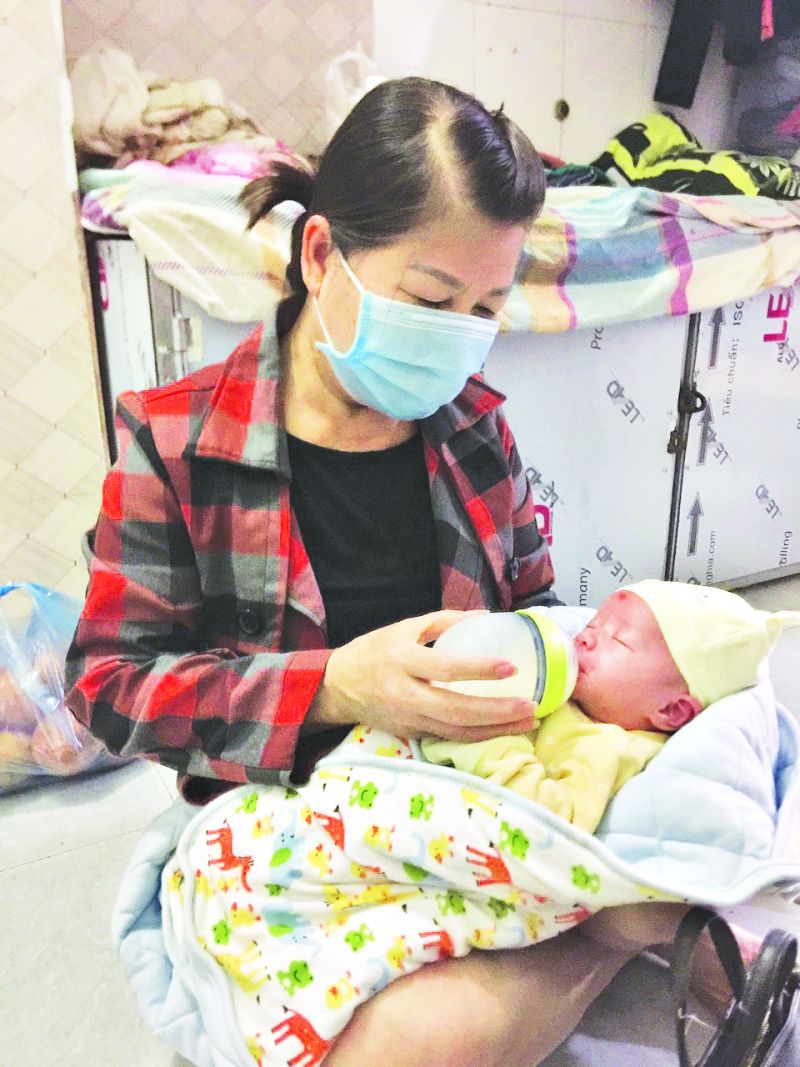 Cán bộ Hội LHPN phường Hà Cầu thăm các con của đối tượng Hoàng Thu Huyền