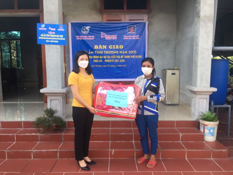 Chủ tịch Hội LHPN huyện Đan Phượng Nguyễn Thị Bảy tặng quà cho chị Đỗ Thị Phương (vợ anh Đỗ Văn Tính) là hội viên xã Thượng Mỗ