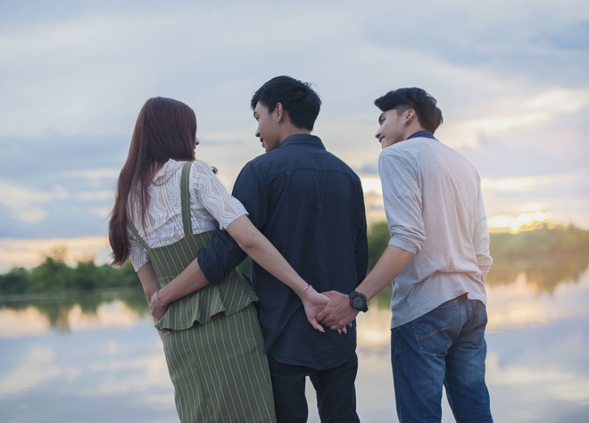 Đừng để bản thân kẹt giữa tình tay ba - ảnh 1