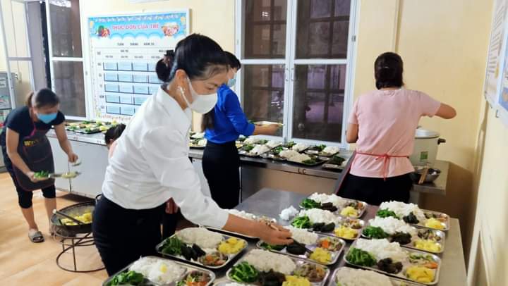 Sau 1 năm sáp nhập, dù phải kiêm nhiệm nhiều việc, phụ cấp không tăng, cán bộ Hội LHPN xã Sen Phương, huyện Phúc Thọ vẫn nỗ lực vượt khó, giữ vững phong trào hoạt động Hội. (Trong ảnh: Cán bộ, hội viên phụ nữ xã Sen Phương tham gia nấu cơm phục vụ các chốt phòng,chống dịch trên địa bàn).