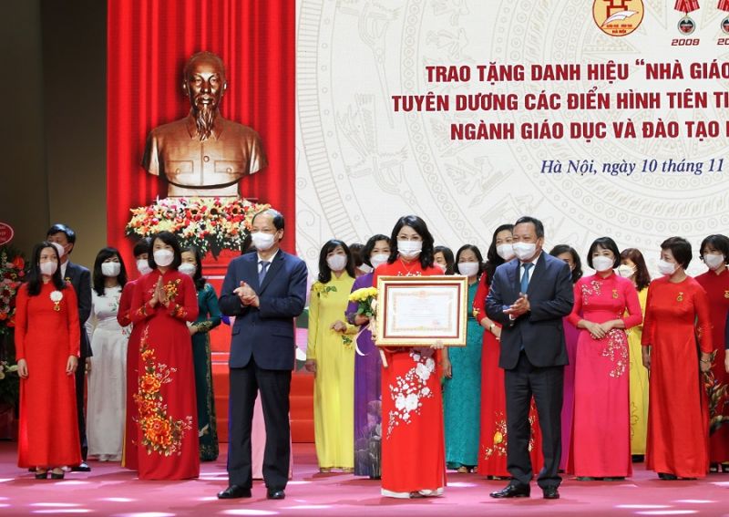 Phó Bí thư Thành ủy Nguyễn Văn Phong; Trưởng ban Dân vận Thành ủy Nguyễn Doãn Toản trao Bằng khen của Bộ GD-ĐT cho các nhà giáo đạt thành tích xuất sắc trong phong trào thi đua dạy tốt - học tốt. Phó Bí thư Thành ủy Nguyễn Văn Phong; Trưởng ban Dân vận Thành ủy Nguyễn Doãn Toản trao Bằng khen của Bộ GD-ĐT cho các nhà giáo đạt thành tích xuất sắc trong phong trào thi đua dạy tốt - học tốt.