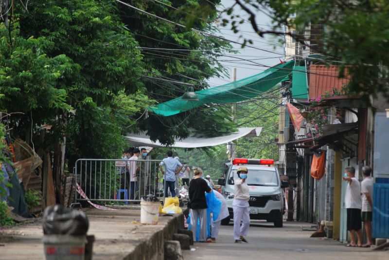 Lực lượng y tế tiến hành truy vết, xét nghiệm sàng lọc tại một khu vực có dịch trênđịa bàn Hà Nội. Lực lượng y tế tiến hành truy vết, xét nghiệm sàng lọc tại một khu vực có dịch trênđịa bàn Hà Nội.