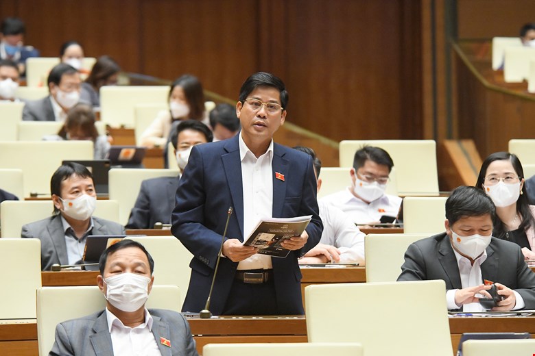 Đại biểu Dương Văn Phước - Đoàn ĐBQH tỉnh Quảng Nam đặt câu hỏi chất vấn.