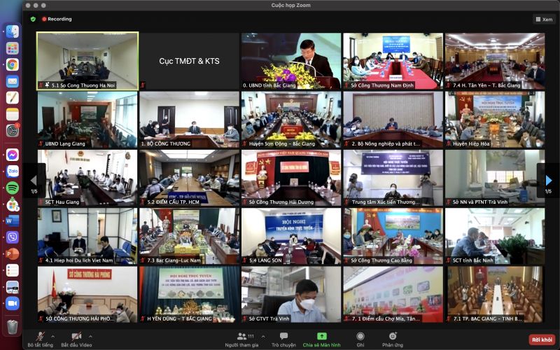 Hội nghị diễn ra kết hợp trực tiếp và trực tuyến