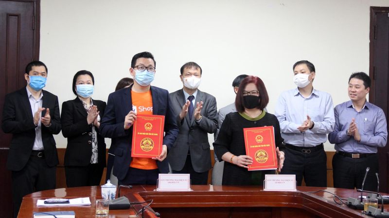 Lễ ký kết biên bản ghi nhớ, hợp tác tiêu thụ nông sản tỉnh Bắc Giang giữa Sở Công Thương tỉnh Bắc Giang với các Sàn thương mại điện tử Sendo, Voso, Postmart, Shopee (Farm) tại đầu cầu Hà Nội và Bắc Giang