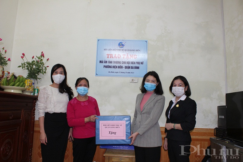 Hội LHPN quận Long Biên hỗ trợ gia đình bà Dung 30 triệu đồng cùng quà tặng trong ngày bàn giao Mái ấm tình thương