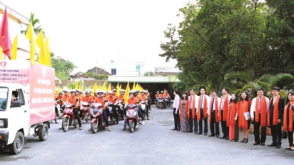 Đo&agrave;n xe tuy&ecirc;n truyền lưu động hưởng ứng Th&aacute;ng h&agrave;nh động v&igrave; b&igrave;nh đẳng giới v&agrave; ph&ograve;ng ngừa, ứng ph&oacute; với bạo lực tr&ecirc;n cơ sở giới tại H&agrave; Nội. 	Ảnh: P.V