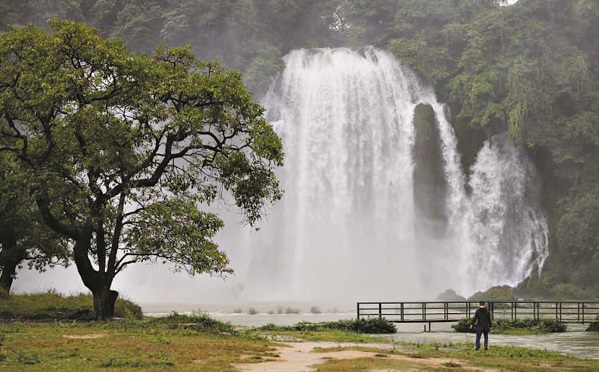 Th&aacute;c Bản Giốc những ng&agrave;y c&oacute; mưa rất đẹp, nước trắng xo&aacute;, tung bọt cả một v&ugrave;ng non nước