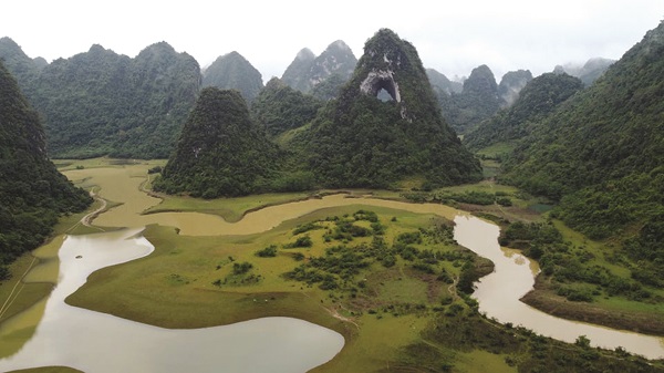 N&uacute;i Mắt Thần sừng sững giữa hồ Nặm Ch&aacute;