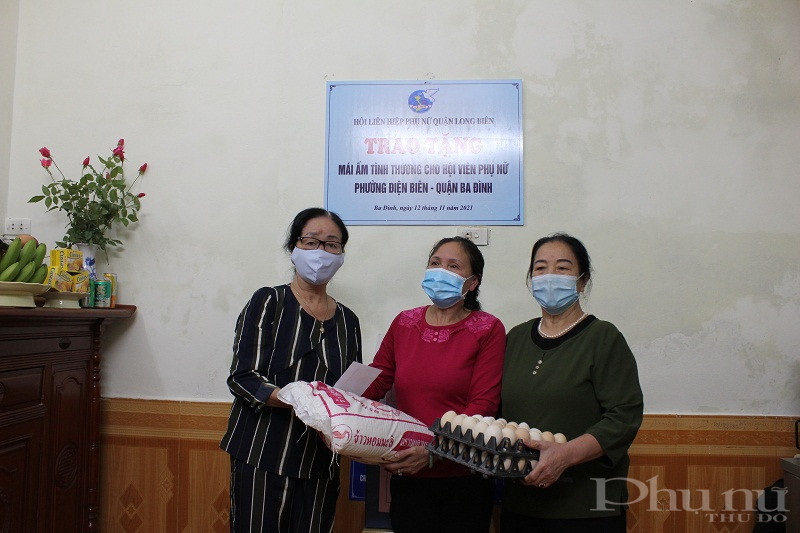 Bà Dung còn nhận được tình cảm và món quà là nhu yếu phẩm của tổ dân phố trao tặng