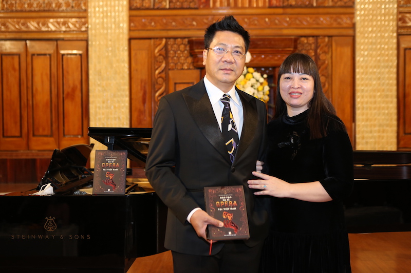 TS.NSND Quốc Hưng và người bạn đời trong buổi ra mắt sách. Vợ luôn là hậu phương vững chắc trong sự nghiệp của anh.