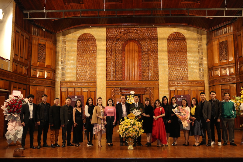 Các nghệ sĩ đồng nghiệp đến chúc mừng TS.NSND Quốc Hưng