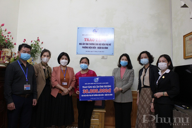 Trong ngày vui nhận nhà mới bà Phùng Thị Dung vô cùng xúc động khi được Hội LHPN Ba Đình, Long Biên và