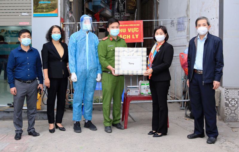 Phó Bí thư Thường trực Thành ủy Hà Nội  trao qua động viên lực lượng phòng chống dịch tại quận Ba Đình