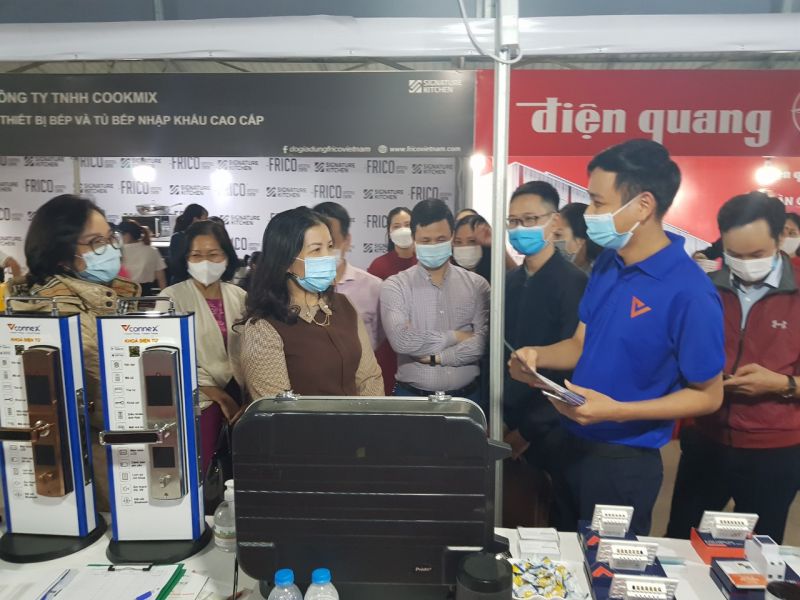 C&aacute;c đại biểu thăm quan c&aacute;c gian h&agrave;ng