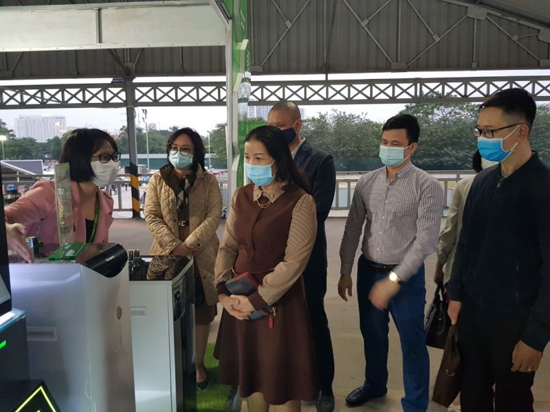 C&aacute;c đại biểu thăm quan c&aacute;c gian h&agrave;ng