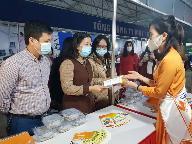 Nhiều chương tr&igrave;nh giảm gi&aacute;, tặng qu&agrave; được c&aacute;c doanh nghiệp &aacute;p dụng trong thời gian diễn ra sự kiện