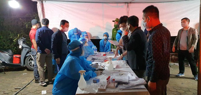 Lực lượng c&ocirc;ng an lập bi&ecirc;n bản nh&oacute;m test nhanh tự ph&aacute;t