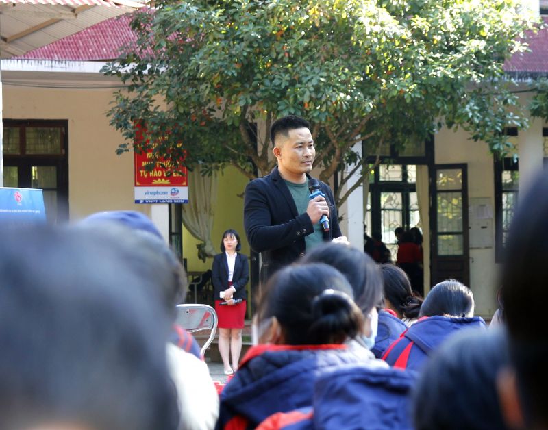 Câu chuyện cuộc đời của anh Hoàng Văn Minh cũng thu hút sự quan tâm của đông đảo học sinh Câu chuyện cuộc đời của anh Hoàng Văn Minh cũng thu hút sự quan tâm của đông đảo học sinh