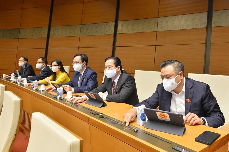 Các đại biểu tham gia biểu quyết.