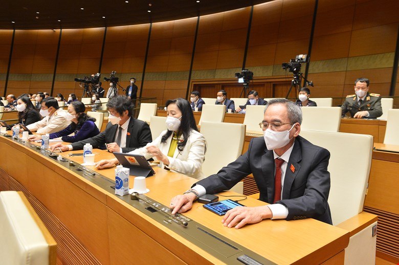 Các đại biểu tham gia biểu quyết. Các đại biểu tham gia biểu quyết.