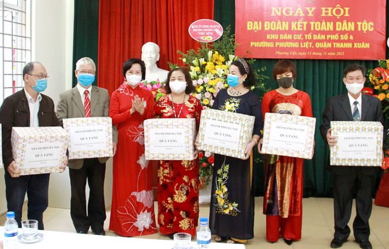 Trưởng ban Tuy&ecirc;n Gi&aacute;o Th&agrave;nh ủy trao qu&agrave; cho c&aacute;c gia đ&igrave;nh ti&ecirc;u biểu tại phường