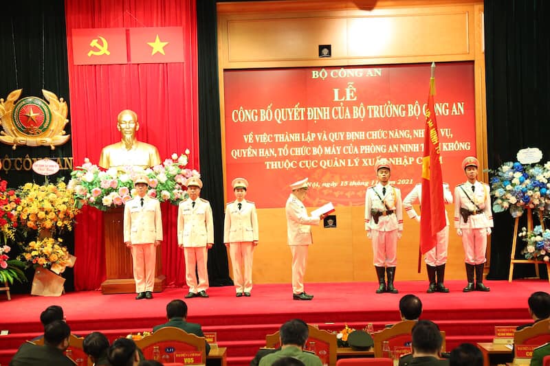 Trung t&aacute; Phan Huy Văn, Trưởng ph&ograve;ng An ninh tr&ecirc;n kh&ocirc;ng thực hiện nghi lễ tuy&ecirc;n thệ nhận nhiệm vụ.