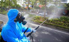 Lực lượng của Bộ Tư lệnh Thủ đ&ocirc; phun khử khuẩn ph&ograve;ng chống COVID-19.