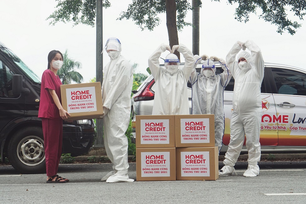 Trong giai đoạn giãn cách xã hội, chương trình Home Love của Home Credit Việt Nam đã trao hơn 30.000 phần ăn và nhu yếu phẩm đến các các bệnh viện dã chiến, khu cách ly, các mái ấm và người dân gặp khó khăn
