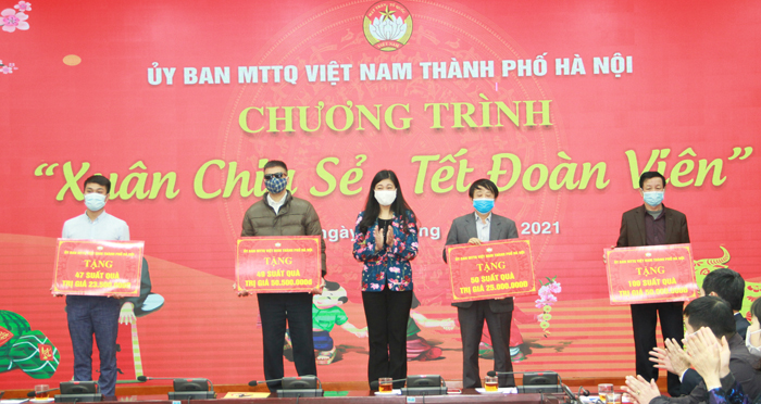 Chủ tịch Ủy ban MTTQ Việt Nam TP Nguyễn Lan Hương trao quà hỗ trợ trong Chương trình Chủ tịch Ủy ban MTTQ Việt Nam TP Nguyễn Lan Hương trao quà hỗ trợ trong Chương trình