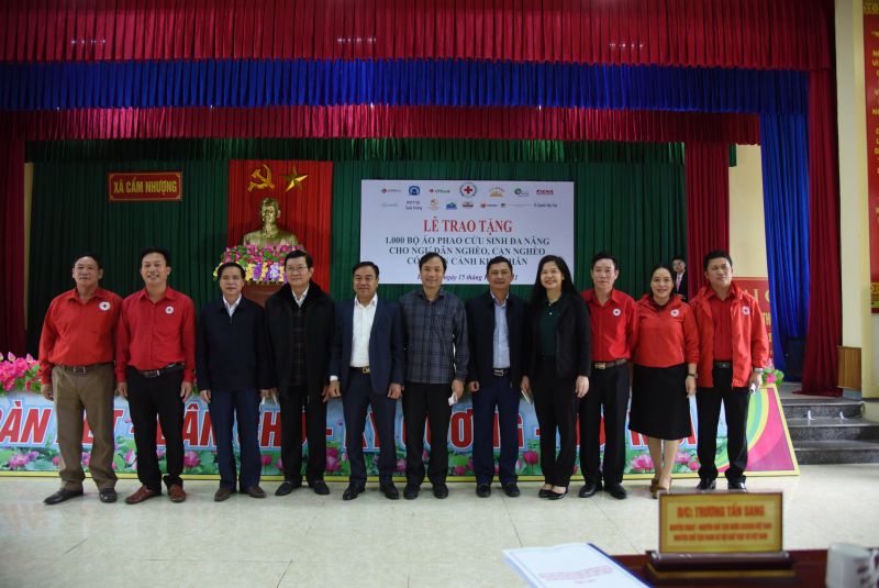 Đồng chí Trương Tấn Sang và đoàn công tác tại xã Cẩm Nhượng ( Cẩm Xuyên, Hà Tĩnh).