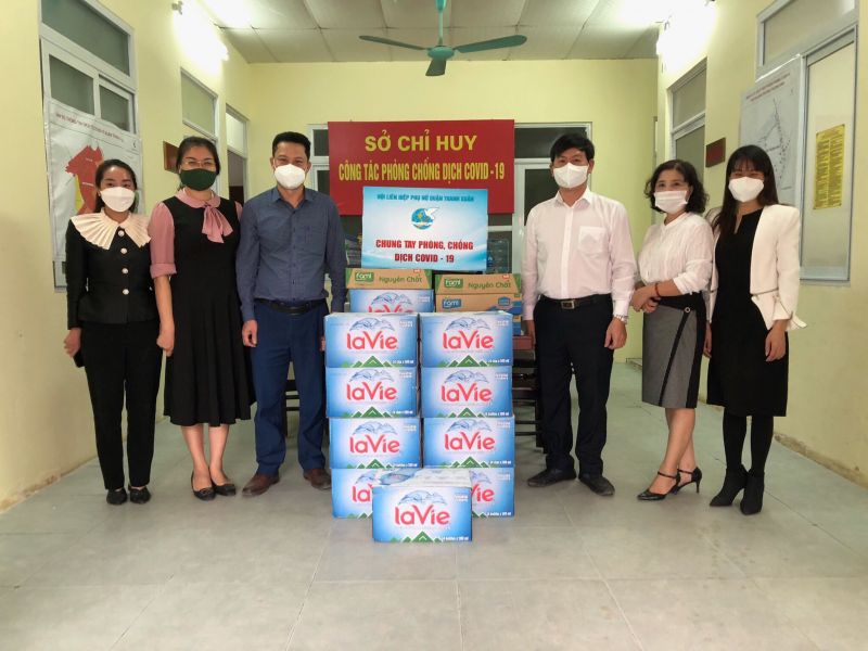 Hội LHPN quận Thanh Xu&acirc;n tặng qu&agrave; cho lực lượng tuyến đầu chống dịch