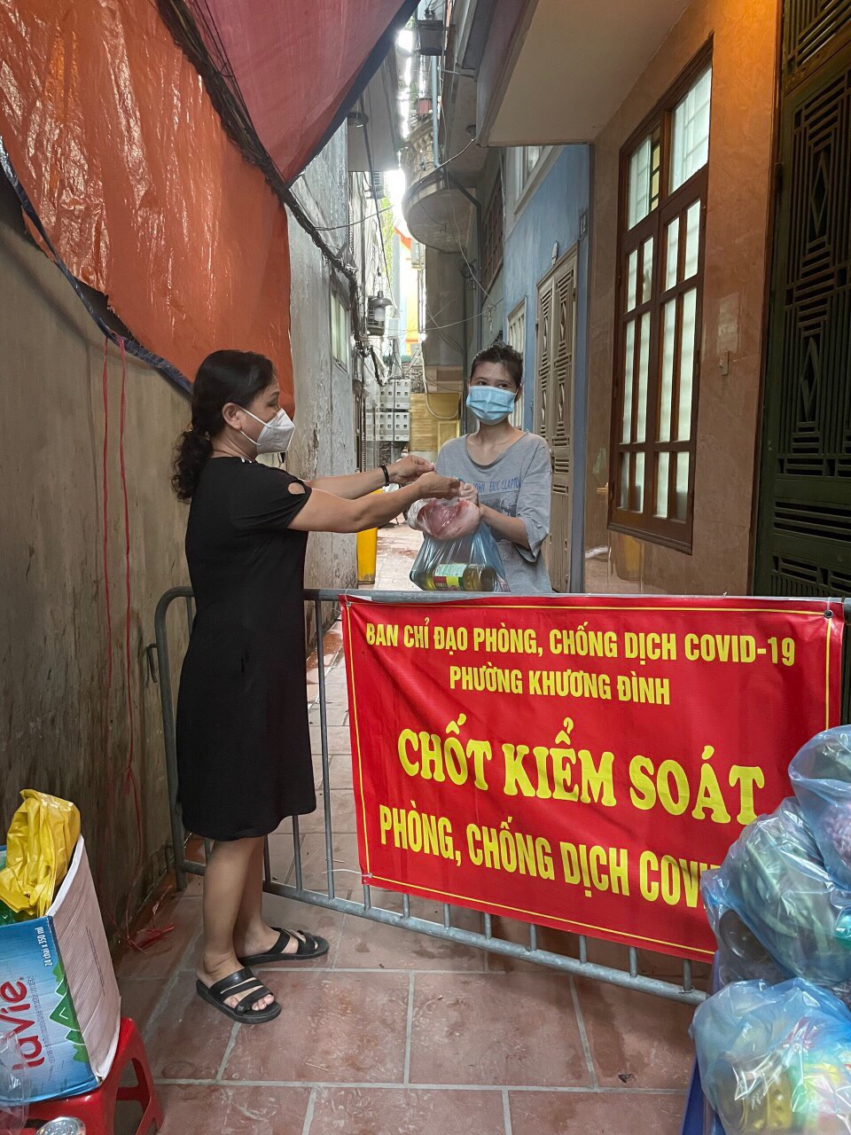 Tặng qu&agrave; cho c&aacute;c gia đ&igrave;nh bị c&aacute;ch ly