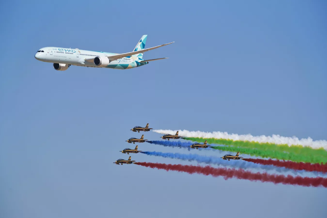 Máy bay Boeing 787 Dreamliner của hãngEtihad Boeing 787 Dreamliner trình diễn trên bầu trời Dubai. Máy bay Boeing 787 Dreamliner của hãngEtihad Boeing 787 Dreamliner trình diễn trên bầu trời Dubai.