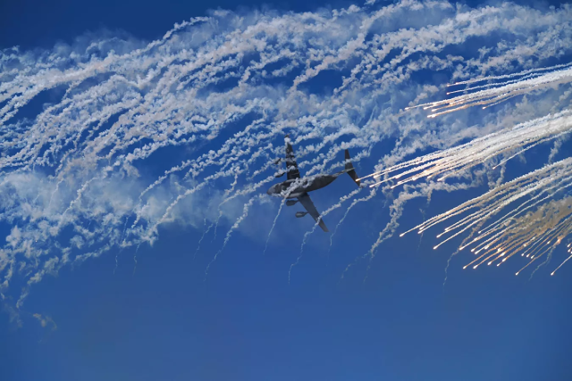 Màn trình diễn của máy bay quân sự UAE tại triển lãm. Màn trình diễn của máy bay quân sự UAE tại triển lãm.