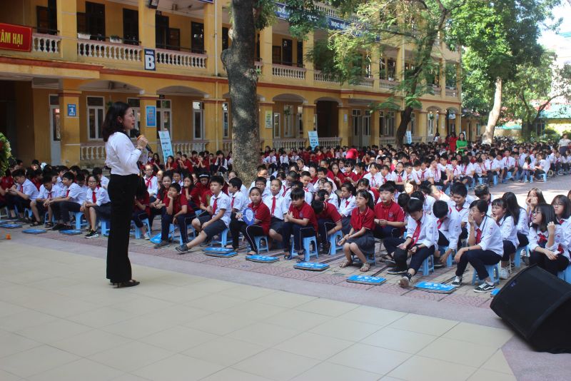 Học sinh trường THCS Phú Diễn (quận Bắc Từ Liêm) nghe chuyên gia tư vấn trao đổi về phòng chống bạo lực, xâm hại phụ nữ, trẻ em Học sinh trường THCS Phú Diễn (quận Bắc Từ Liêm) nghe chuyên gia tư vấn trao đổi về phòng chống bạo lực, xâm hại phụ nữ, trẻ em